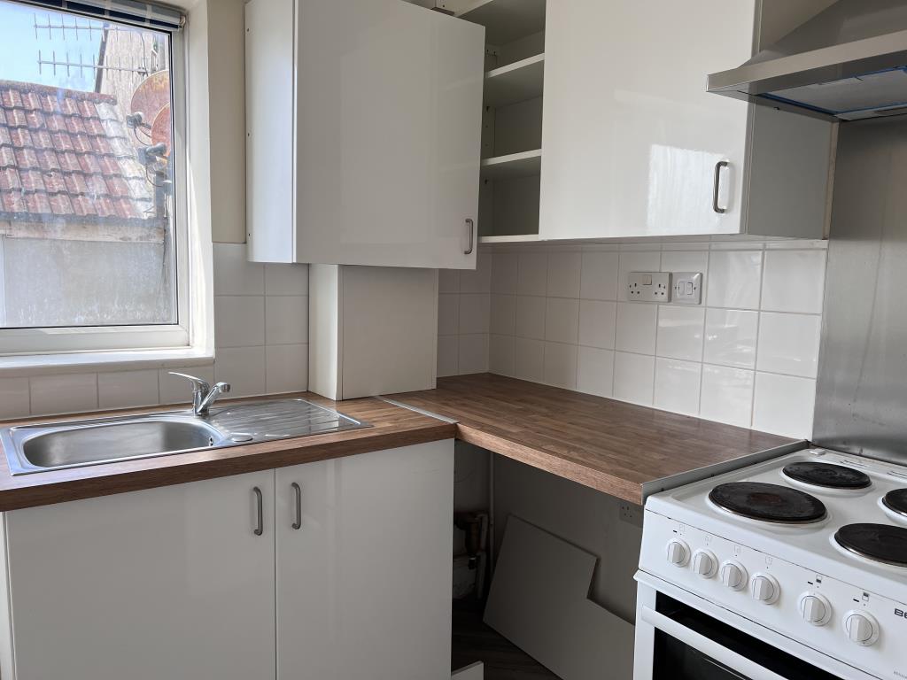 Lot: 15 - FREEHOLD PROPERTY ARRANGED AS TWO FLATS - First floor flat kitchen